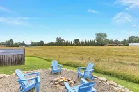 Peaceful Farmhouse Retreat: Hot Tub & Meadow Views. Zero Pet Fee!