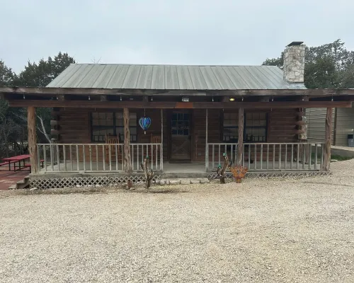 "Bearly Beehavin" 2-bdrm 1 bthrm cabin  with WiFi, AC.  Unwind & relax in ConCan Hotels in Concan