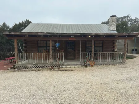 "Bearly Beehavin" 2-bdrm 1 bthrm cabin  with WiFi, AC.  Unwind & relax in ConCan