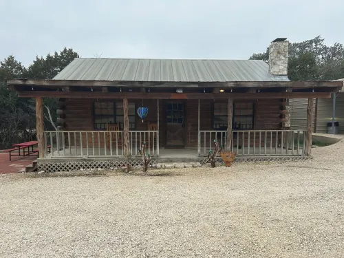 "Bearly Beehavin" 2-bdrm 1 bthrm cabin  with WiFi, AC.  Unwind & relax in ConCan