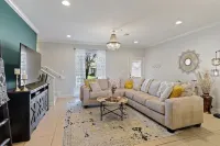 2-bd condo close to campus, free parking, sleeps 6