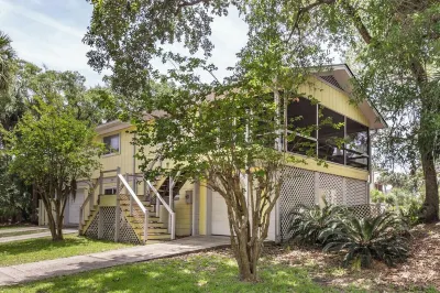 601 Dolphin Rd