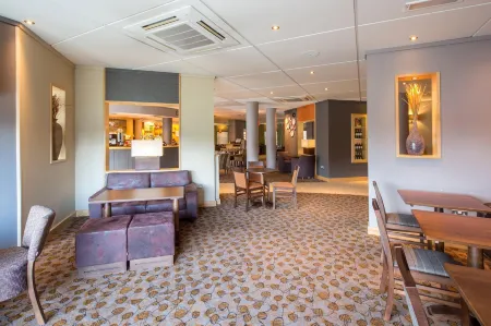 Premier Inn Stoke/Trentham Gardens Отели рядом с достопримечательностью «Come Into Play»