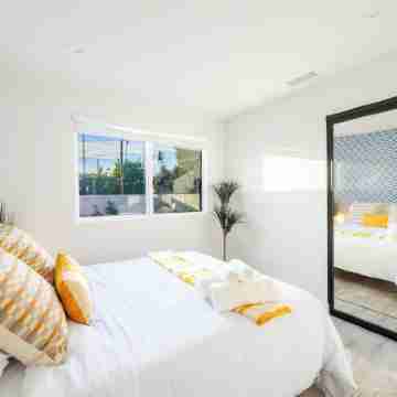 Canoga Park Modern 4-BR Home w/ Spa, Claw Machine, Arcades, Games, Firepit Rooms