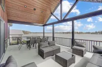 Green Diamond Retreat: Epic Lakefront Oasis for 30, 6BR, Boat Slip, Kayaks Hotels in Noble County