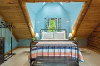 The Bigwood Cabin by Avantstay Hot Tub, Firepit, Pool Table, Private Yard