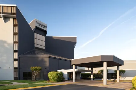 DoubleTree by Hilton Richmond - Midlothian Отели рядом с достопримечательностью «Парк Роквуд»