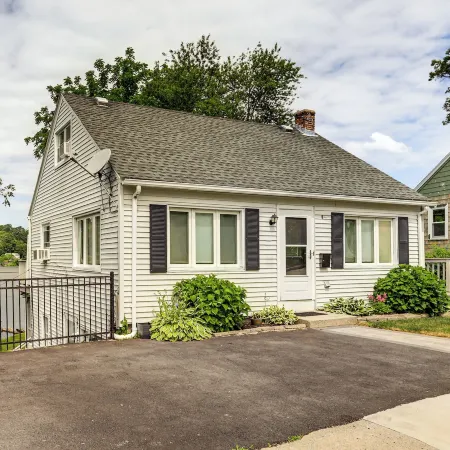 Lakefront Cottage 2 Mi to Palladium in Worcester!