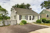 Lakefront Cottage 2 Mi to Palladium in Worcester!