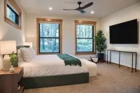 Spring River Retreat by AvantStay Lakefront Luxury w Hot Tub Game Room Near Bend