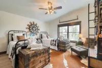 Winterhaven Estate by AvantStay Sleeps 19 Guests Mountain Compound w Views Firepit Hot Tub