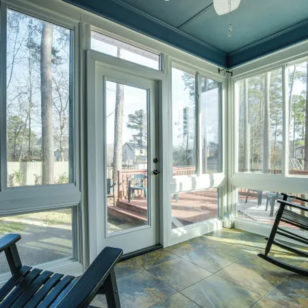 Lovely Fayetteville Home Deck and Fireplace!