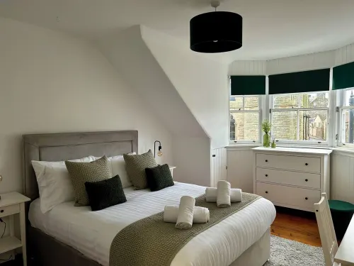 Spacious 4 bedroom townhouse with traditional features and private courtyard Hotel a Cupar