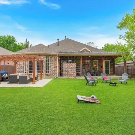 Spacious 4-bedroom house near DFW, Hot Tub, Game Room, Backyard Playset