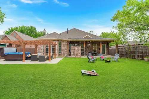 Spacious 4-bedroom house near DFW, Hot Tub, Game Room, Backyard Playset