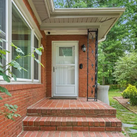 Charming 4-Bedroom Retreat House