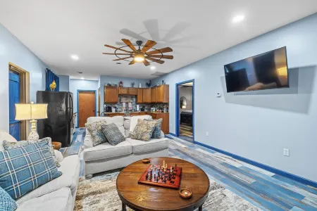 Roos&Blues Lake House. City Park Steps Away. Rm for 6, King Beds, Pets Friendly