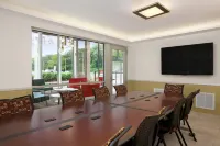 Ramada by Wyndham Rockville Centre Hotels in Freeport