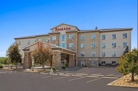 Ramada by Wyndham Drumheller Hotel & Suites Отели в г. Драмеллер