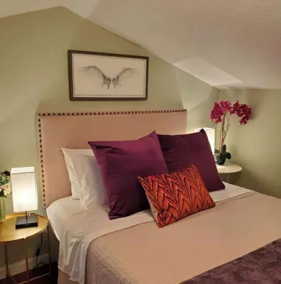 Cozy Quaint Ybor City Loft steps from 7th Ave.