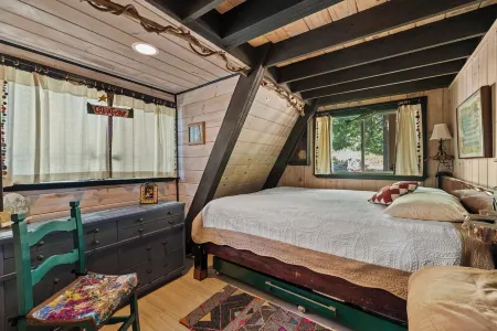 Cabin with Digital Minimalism for true get-away to Sierra outdoors.