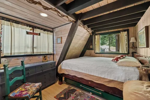 Cabin with Digital Minimalism for true get-away to Sierra outdoors. Hotels in Mi-Wuk Village