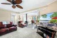 Lakeside Oasis Room for 12!