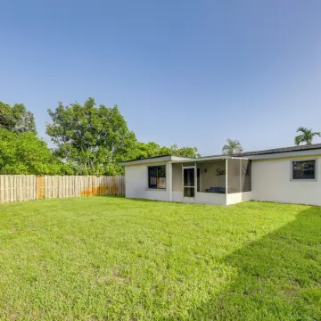 Private Yard! Getaway 3 Mi to Hard Rock Stadium