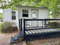 The Woodland Cottage charming 2 bedoom one bath with deck on back, covered front