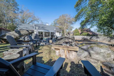 Charming Columbus Retreat 3BR Pool&Games Отели в г. Колумбус