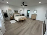 Beautiful Lakefront House with Amazing Views Hotels in Tool
