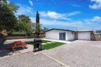 Stylish 3BR 2 Living Areas 10 Min to Airport
