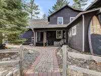 INCREDIBLE 8br 4ba Log House, Big St Germain Lake, Outdoor Covered Bar, Beach Hotels in St. Germain