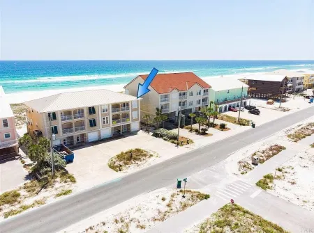 Beachfront 4 bed 3 bath townhouse. kayak, paddle board, ping pong table included Отели рядом с достопримечательностью «Наварр Бич Си Тертл Консервейшен Сентер»