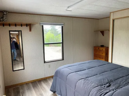 Cozy 2-bedroom mobile home in charming Madawaska with AC, WiFi