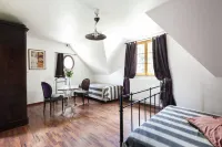 Sologne, Chateaux de la Loire, Entre Chambord et le zoo de Beauval Hotels in Cheverny