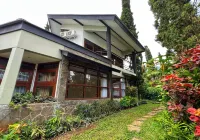 Villa 4-BR Klub Bunga No. 10 Batu Malang Hotel a 