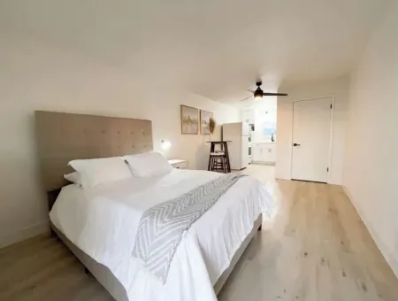 Newly renovated studio apartment 1 mile to HWY 99