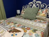 Boho Garden Bungalow Walkable, EV Charger