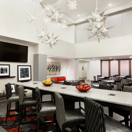 Hampton Inn & Suites Roanoke Airport