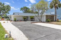 Large Game Room • Kayaks • No Steps • Waterfront