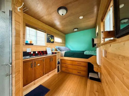 Comfy Tiny house on a peaceful 13 acres. Close to beach, hiking, Canada & more!