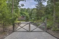 Architectural cabin, salt water pool, fire pit, 3 blocks from bay, private Hotels in Northwest Harbor