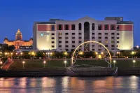 德梅因市中心希爾頓安泊飯店 Greater Des Moines Botanical Garden附近的飯店