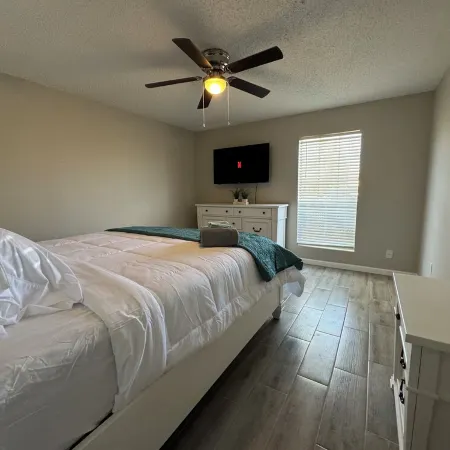 Glenmeadow Retreat 2BR Sleeps 6!