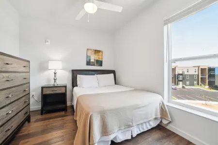 Pool & Mins to Hospital!! New Luxe Marble Falls Oasis