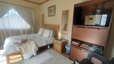 Self catering apartments over looking the Drakensberg range Отели в г. Саби