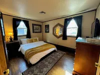 Cozy 4BR Lagoon Cottage, King Bed, Hot Tub, Game Room, Gym, Family Fun, kayaks Hotels in Brick