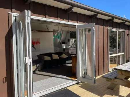 Spacious large sun drenched house, with Sea & bush views, 20 mins walk to town.