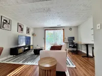 Charming 2-bedroom townhome with WiFi, AC in peaceful White Marsh Hotel a White Marsh